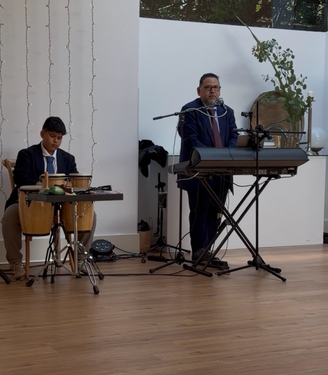 LATITUDE tocando en directo con teclado, voz y percusión